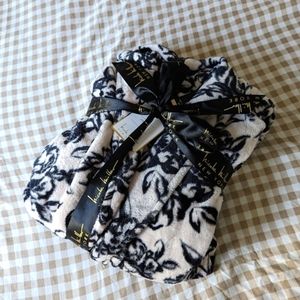 NEW Nicole Miller 42" Luxe Plush Robe